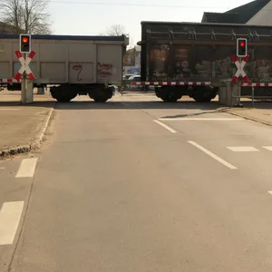 Der Güterzug blockiert einen Bahnübergang in Brokstedt (Schleswig-Holstein).