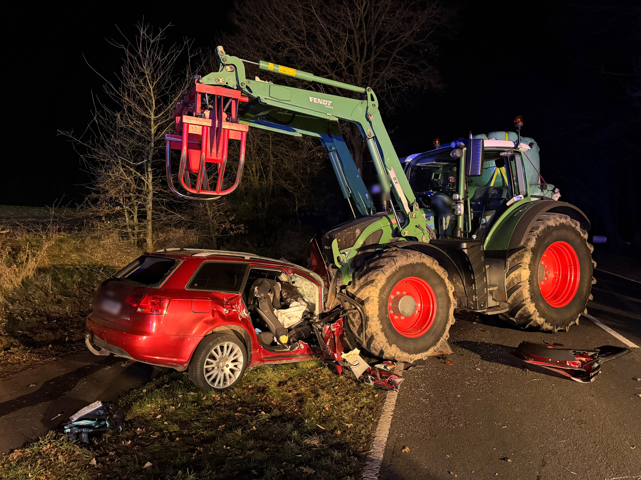 Eine Unfallstelle mit Auto und Traktor