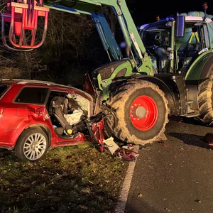 Eine Unfallstelle mit Auto und Traktor