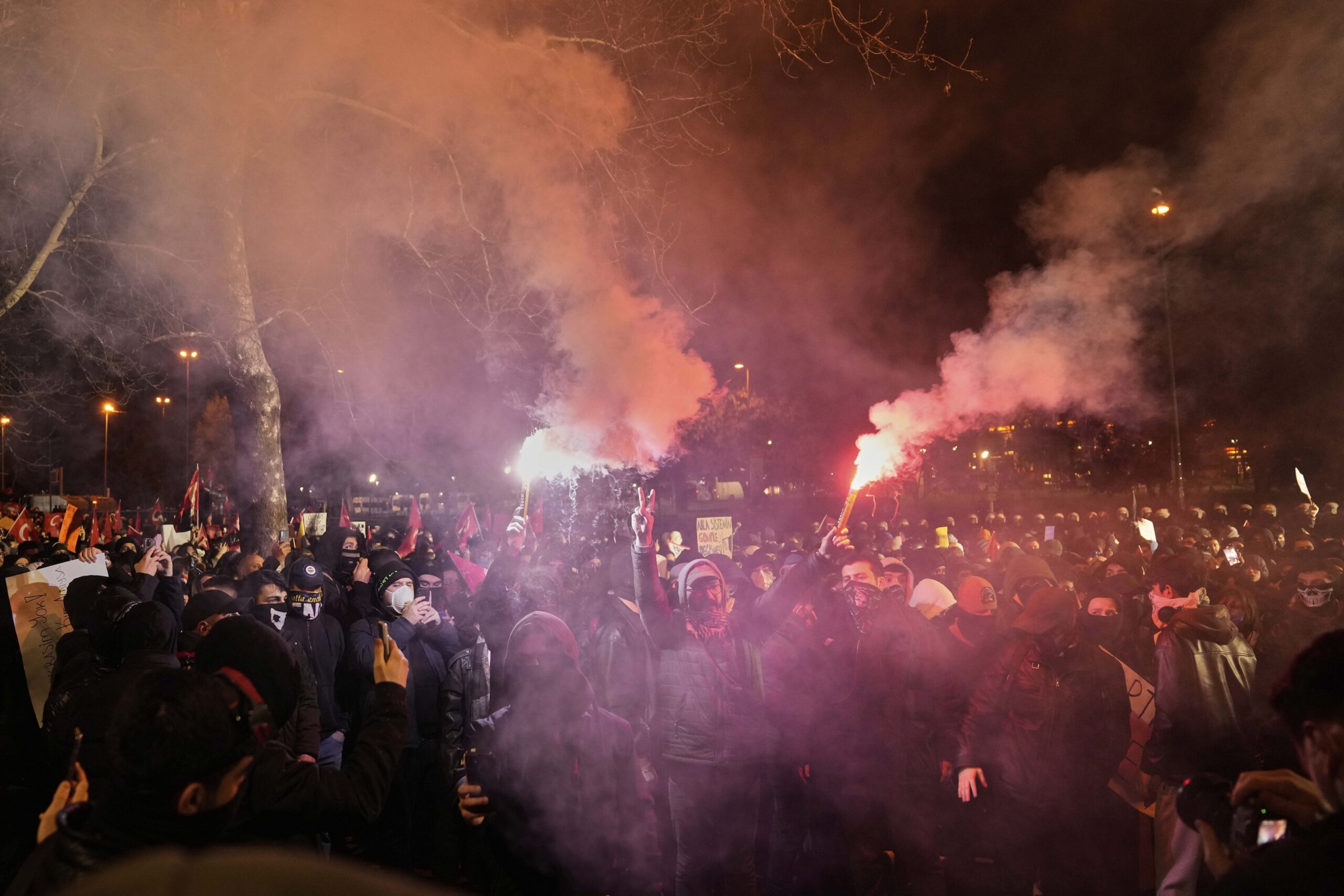 Istanbul: Menschen nehmen an einer Demonstration teil, nachdem der Bürgermeister von Istanbul, Imamoglu, festgenommen und inhaftiert wurde.