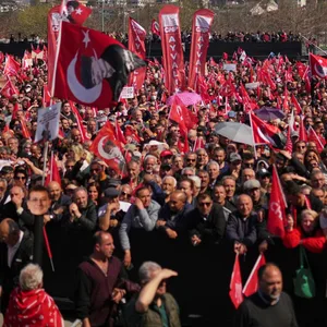 Anhänger skandieren Slogans während einer Kundgebung gegen die Verhaftung des Istanbuler Bürgermeisters Imamoglu in Istanbul.