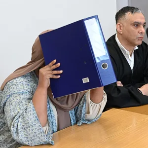 Ayan Mohamed Abdi (27) mit ihrem Verteidiger Adnan Aykac beim Prozessauftakt vor dem Hamburger Amtsgericht.