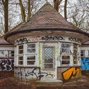 Das Dach marode und alles mit Graffiti beschmiert: Der Kiosk an der Buxtehuder Straße 35a verfällt seit Jahren.