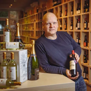 Maro Lehmitz steht in seinem Weinhandel vor der „Beratungswand”