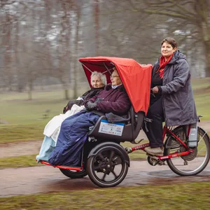 Die Pilotin Ayla von Wintzingerode (51) mit ihren Gästen Gisela (90, r.) und Käthe (92) in der Rikscha.