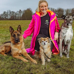 Kämpft gegen illegalen Welpenhandel: Sina Hanke (35) mit ihren drei Hunden, die ebenfalls aus dem Tierschutz stammen.
