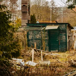 Über dem „Lost Place“ ragt ein Holzturm in die Höhe. Welchen Zwecken er dient, ist unbekannt.