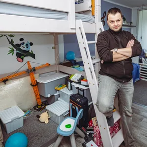 Lukas Ceglarek (42) wohnt derzeit mit seiner Familie in einer Zwei-Zimmer-Wohnung in Lohbrügge.