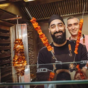 Die Inhaber Armen Ghukasyan (34, Bart) und sein Bruder Ghukas (39) bieten in ihrem Lokal armenisches Streetfood an.