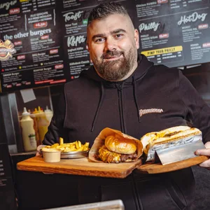 Mehmet Dagci (47) hinter seinem Tresen: Der Gastronom ist online durchgestartet.