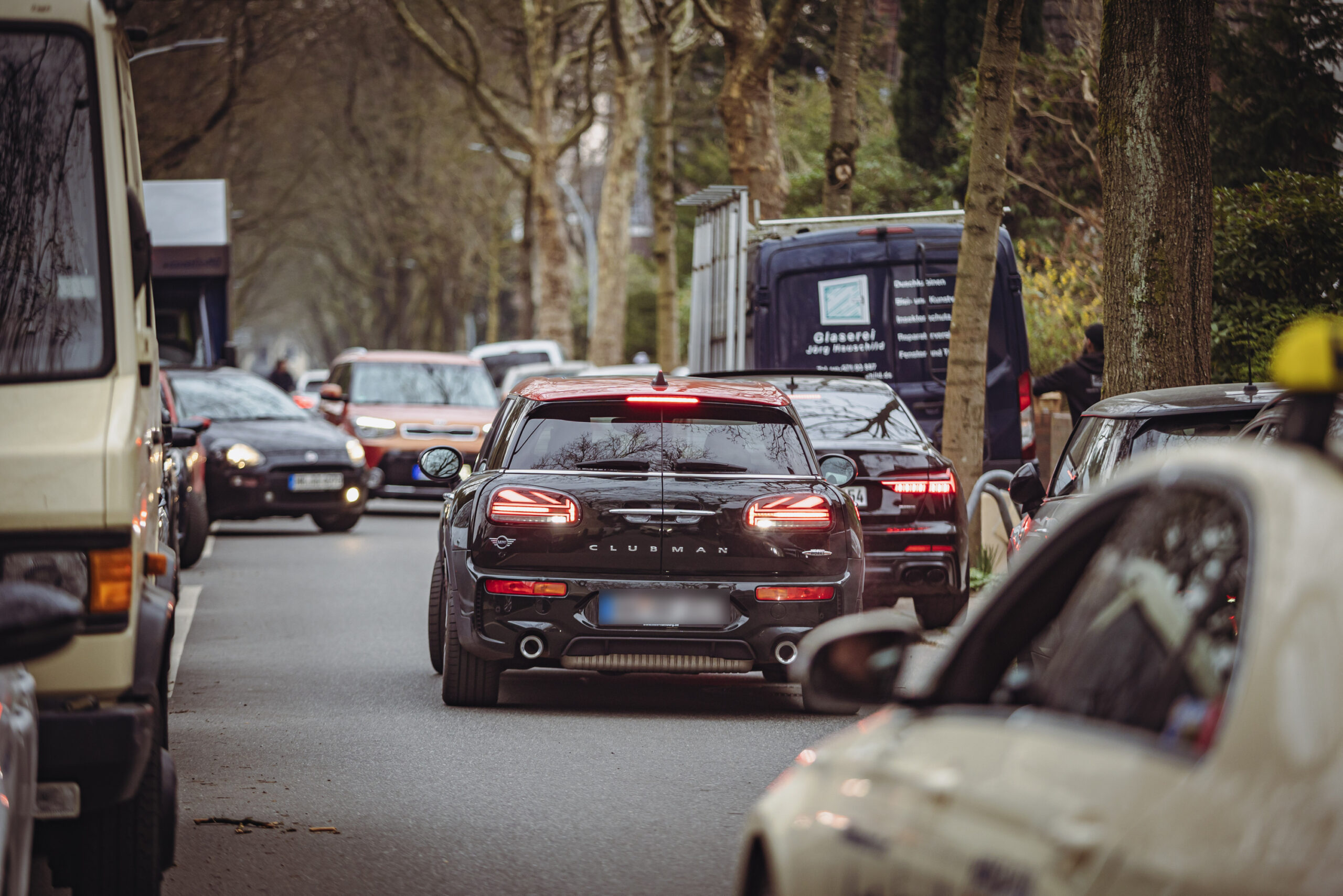 Aus beiden Richtungen kommen Autos und bleiben mitten auf der Straße stehen, um ihre Kinder abzuladen.