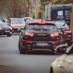 Aus beiden Richtungen kommen Autos und bleiben mitten auf der Straße stehen, um ihre Kinder abzuladen.