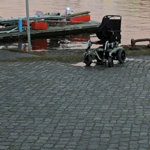 Rollstuhl am Ufer