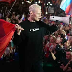 Juli 2024: Der russische Popstar Shaman, Jaroslaw Dronow, tritt während eines Konzerts vor der US-Botschaft in Moskau auf.