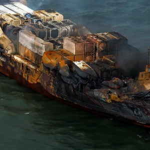Rauchschwaden vom Frachtschiff MV Solong in der Nordsee vor der Küste Yorkshires in England, nachdem er am Montag mit dem Öltanker MV Stena Immaculate kollidiert war.