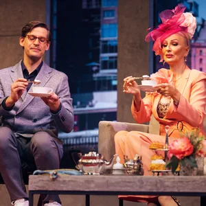 Désirée Nick und Hubertus Brandt trinken in ihren Rollen auf der Bühne Tee.