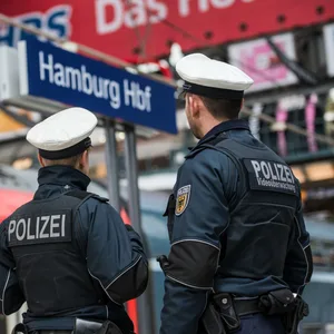 Eine Streife der Bundespolizei am Hauptbahnhof in Hamburg (Symbolbild).