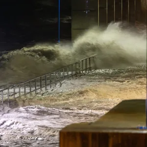 Bei einer Sturmflut an der Nordseeküste wird der Fährhafen von Dagebüll überflutet.