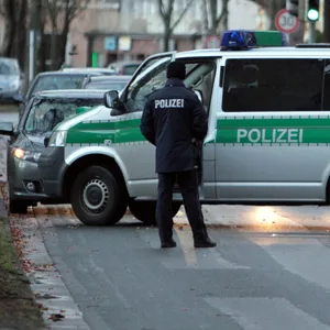 Dezember 2011: Ein Polizist sperrt eine Straße in Minden ab. Zuvor hatte das SEK in einem Haus erfolglos nach dem Vater der Ermordeten gesucht.