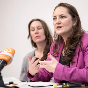 Sermin Riedel, unabhängige Feuerwehrbeauftragte von Bremen, stellt bei einer Pressekonferenz ihren ersten Tätigkeitsbericht vor.