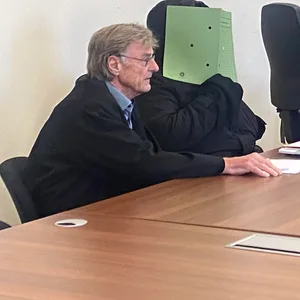 Der 25-Jährige (rechts, verdeckt, mit seinem Verteidiger Klaus Hüser) ist wegen sexueller Nötigung angeklagt, er befindet sich in Untersuchungshaft.