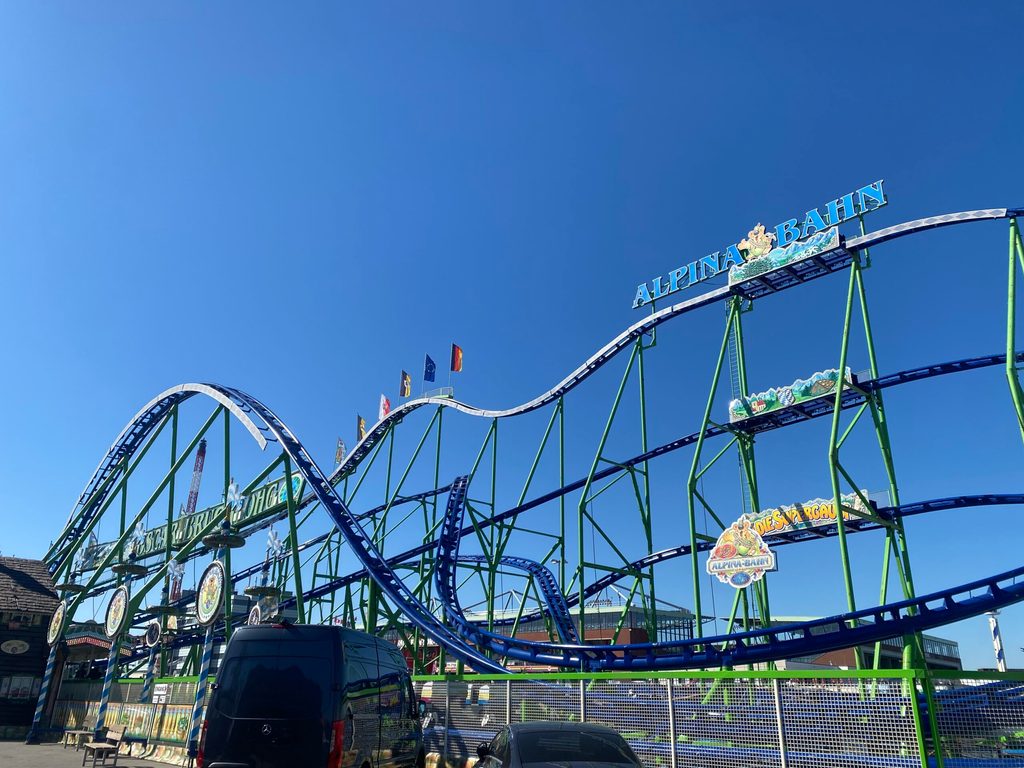 Die blaue Achterbahn „Alpinabahn“ auf dem Hamburger Dom.