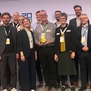 Die Teilnehmer der zehn Start-ups, die Jury, Veranstalter und Sponsoren stehen nach der Siegerehrung des Pitchs im Rahmen der „Nordic Startup Challenge“ zusammen auf der Bühne.