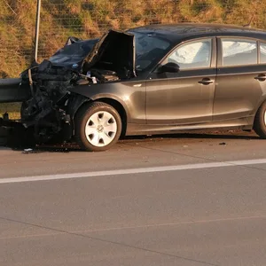 Ein BMW mit zerstörter Front