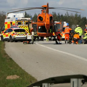 Bei einem schweren Unfall auf der A21 wurden am Montag mehrere Menschen verletzt.