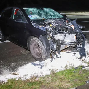 Das Unfallfahrzeug wurde beim Aufprall völlig zerstört.