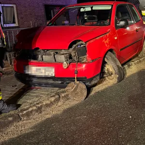Feuerwehrleute sind an der Unfallstelle in Lasbek (Kreis Stormarn) im Einsatz.