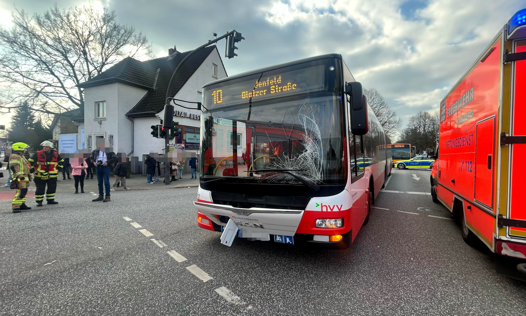 Der beschädigte Bus auf der Jenfelder Allee