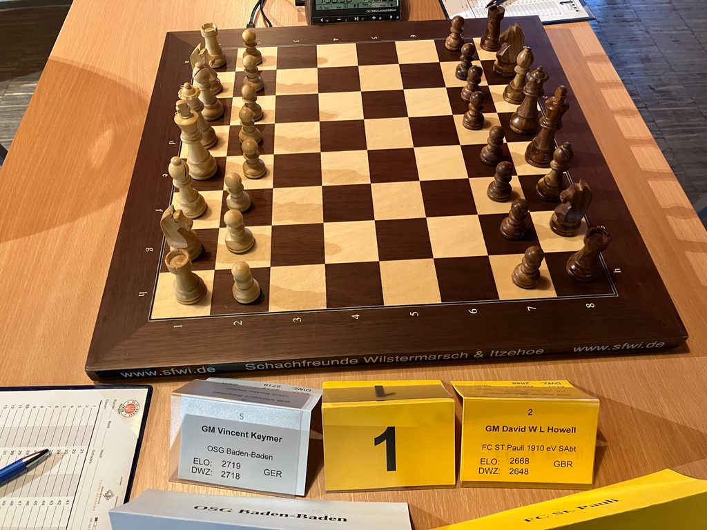 Hier wird David Howell ab 14 Uhr für St. Pauli mit Schwarz gegen Vincent Keymer spielen.