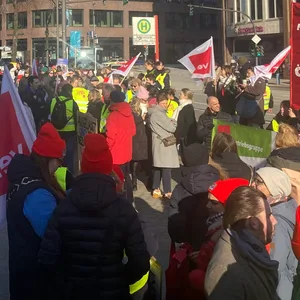 Demo auf dem Gänsemarkt: Rund 1500 Krankenpfleger aus ganz Hamburg demonstrierten für mehr Lohn und bessere Arbeitsbedingungen.