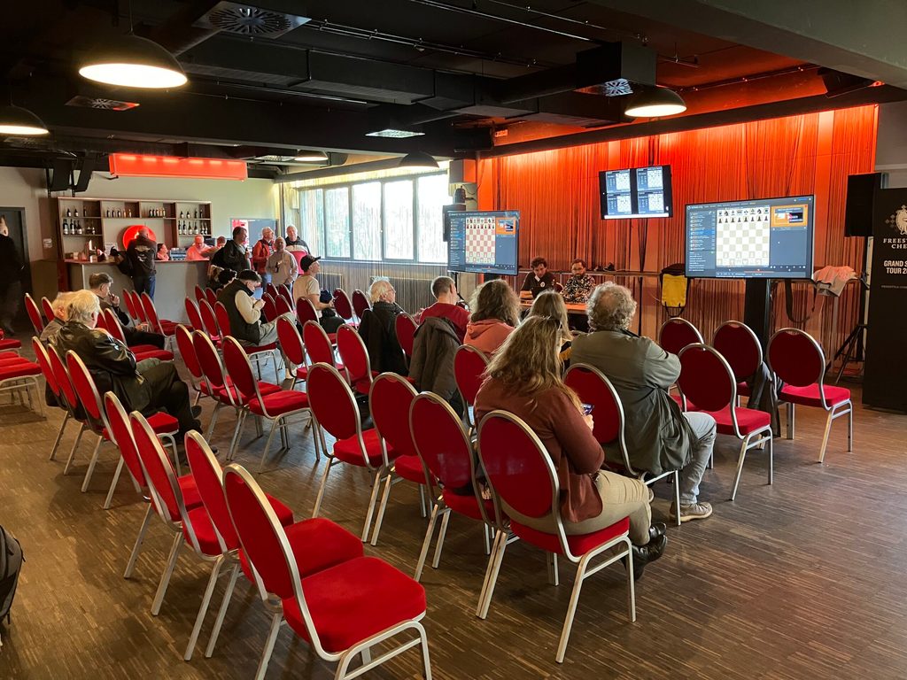 Wer sich nicht im Spielsaal aufhält, kann im Aufenthaltsraum der Analyse der Experten lauschen.