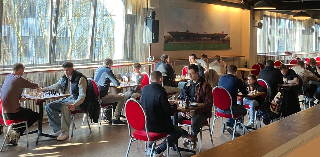 Einige Besucher:innen vertreiben sich die Zeit mit Schach spielen.