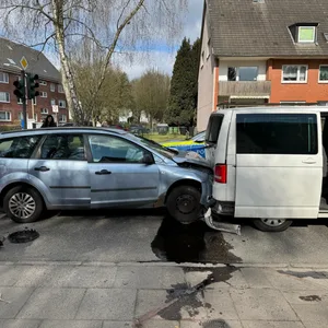 Aus dem Kombi liefen Betriebsstoffe aus.