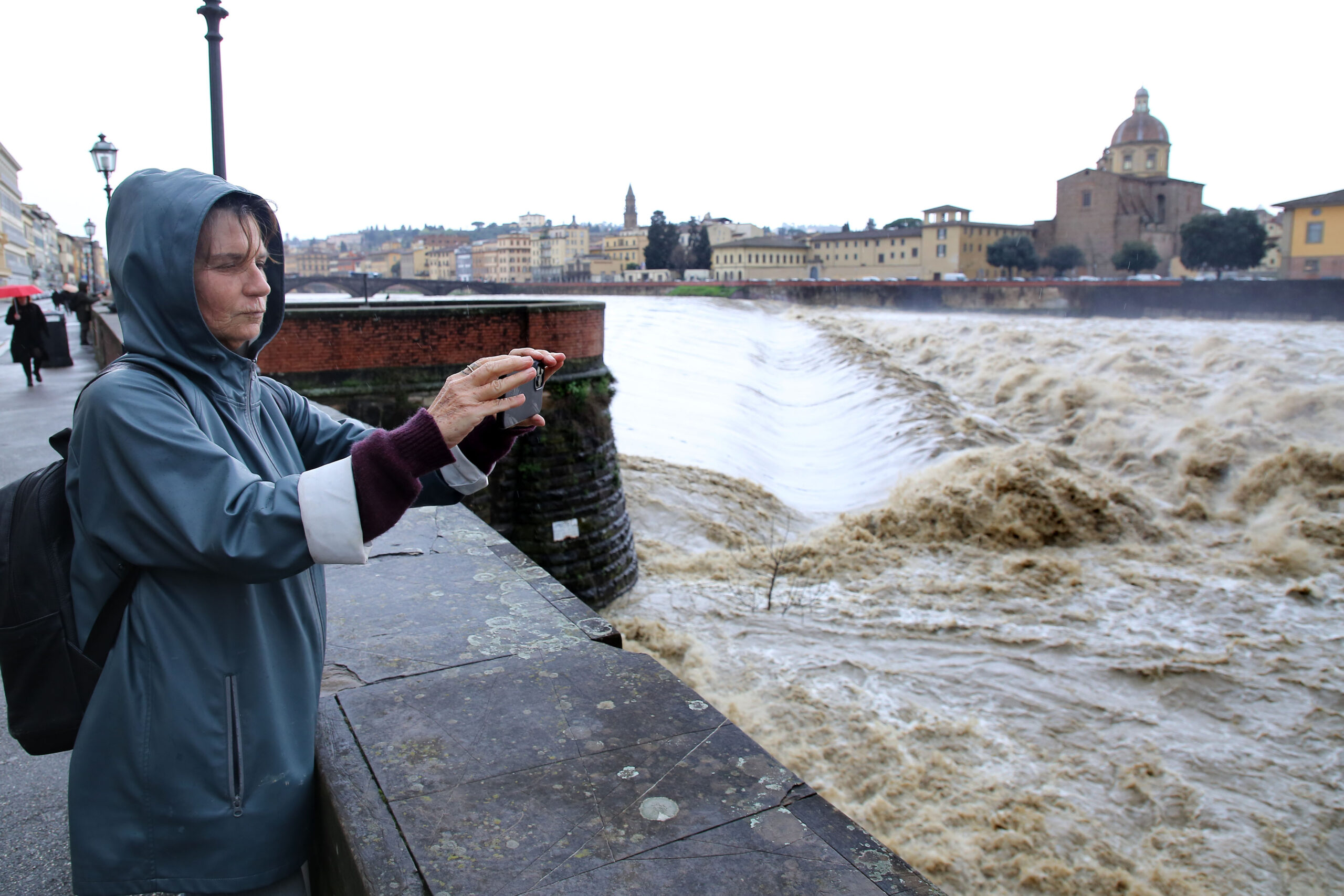 Frau an überflutetem Fluss