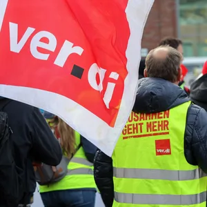 Menschen mit Ver.di-Flaggen