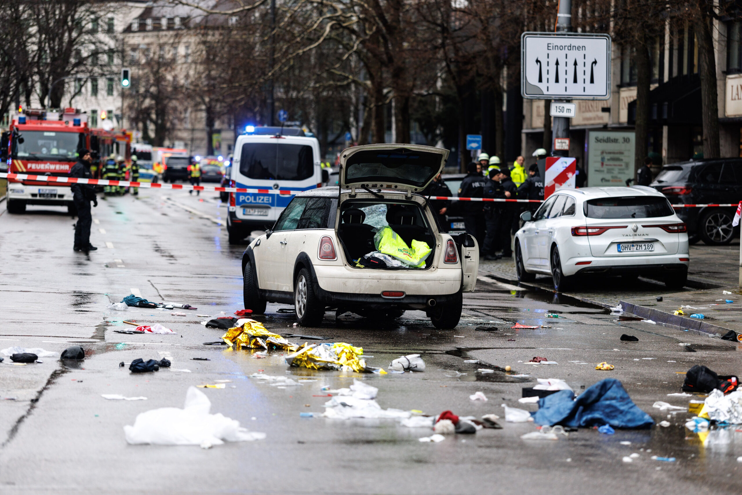 Der weiße Mini-Cooper war das Tatfahrzeug des Anschlags in der Münchener Innenstadt im Februar: Der Täter verletzte 39 Menschen, eine Mutter und ihr Kind starben in Folge des Anschlags. Hätte dieser Anschlag verhindert werden können?