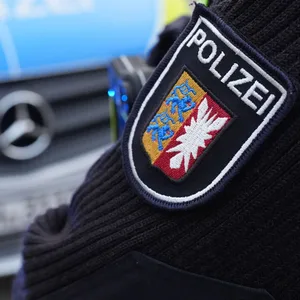 12 Streifenwagen mussten anrücken als Klima-Aktivisten die Baustelle an der B 404 blockierten.