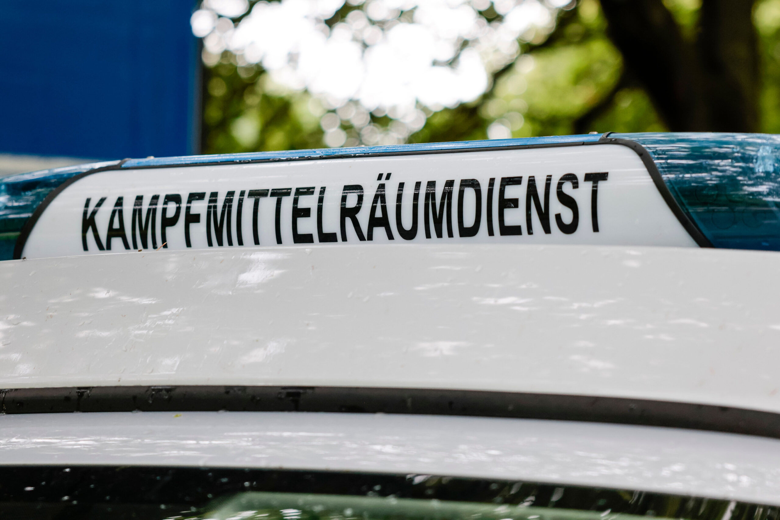 Der Schriftzug "Kampfmittelräumdienst" auf einem Fahrzeug