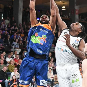 Johnathan Stove versucht, die Rostocker von einem Korb abzuhalten.
