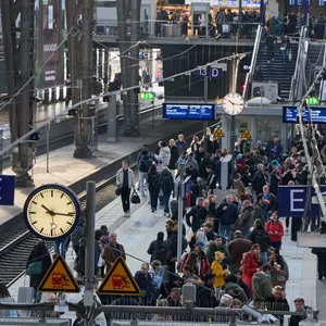 Zwei Tatverdächtige klauen einer Reisenden ihre Tasche mit Tablet und Kopfhörern – Polizei kann sie aber orten.