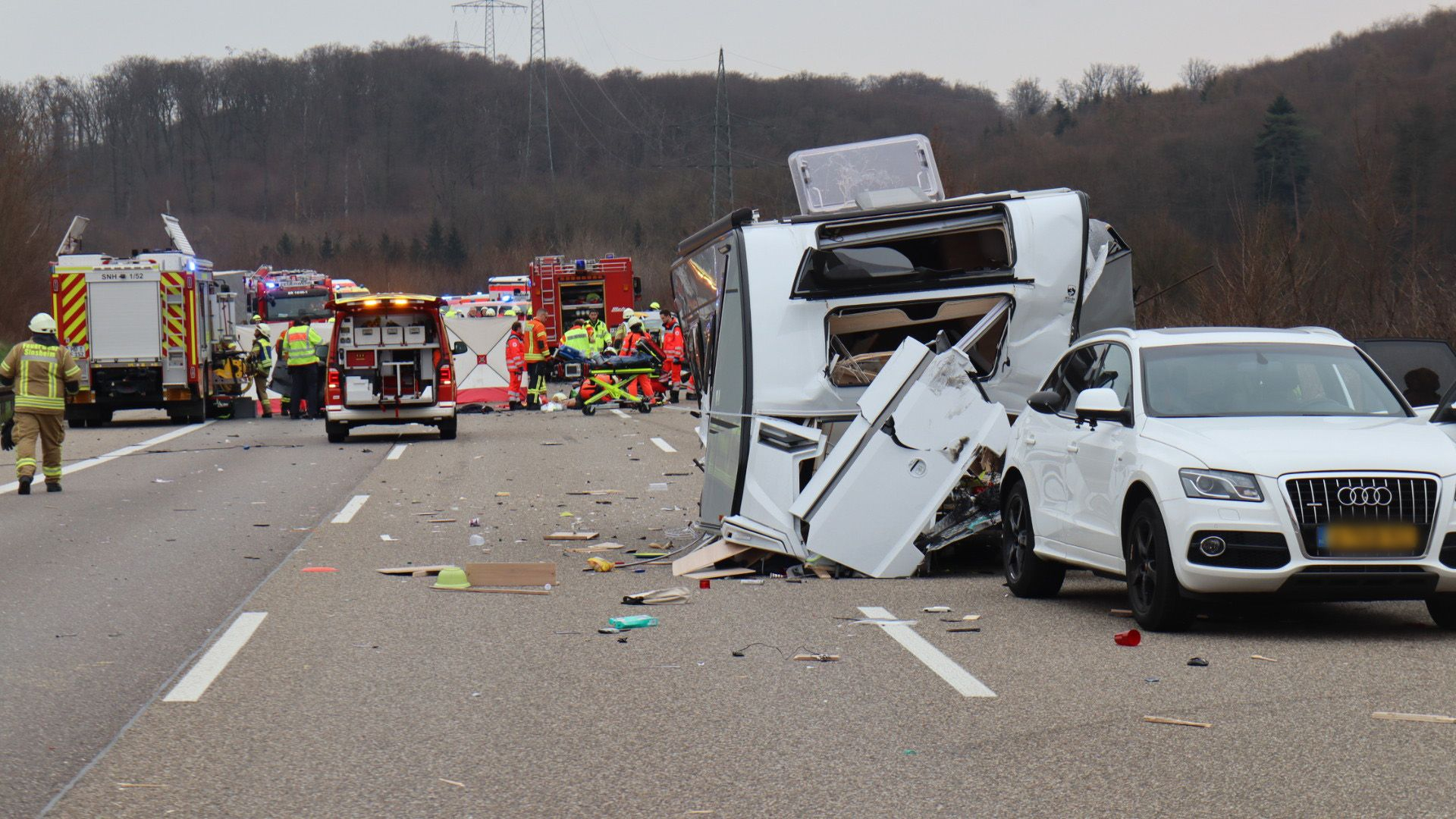 Der Blick auf die Unfallstelle zeigt den mutmaßlichen Geisterfahrer-Unfall auf der A6: Mehrere Personen wurden schwer verletzt.