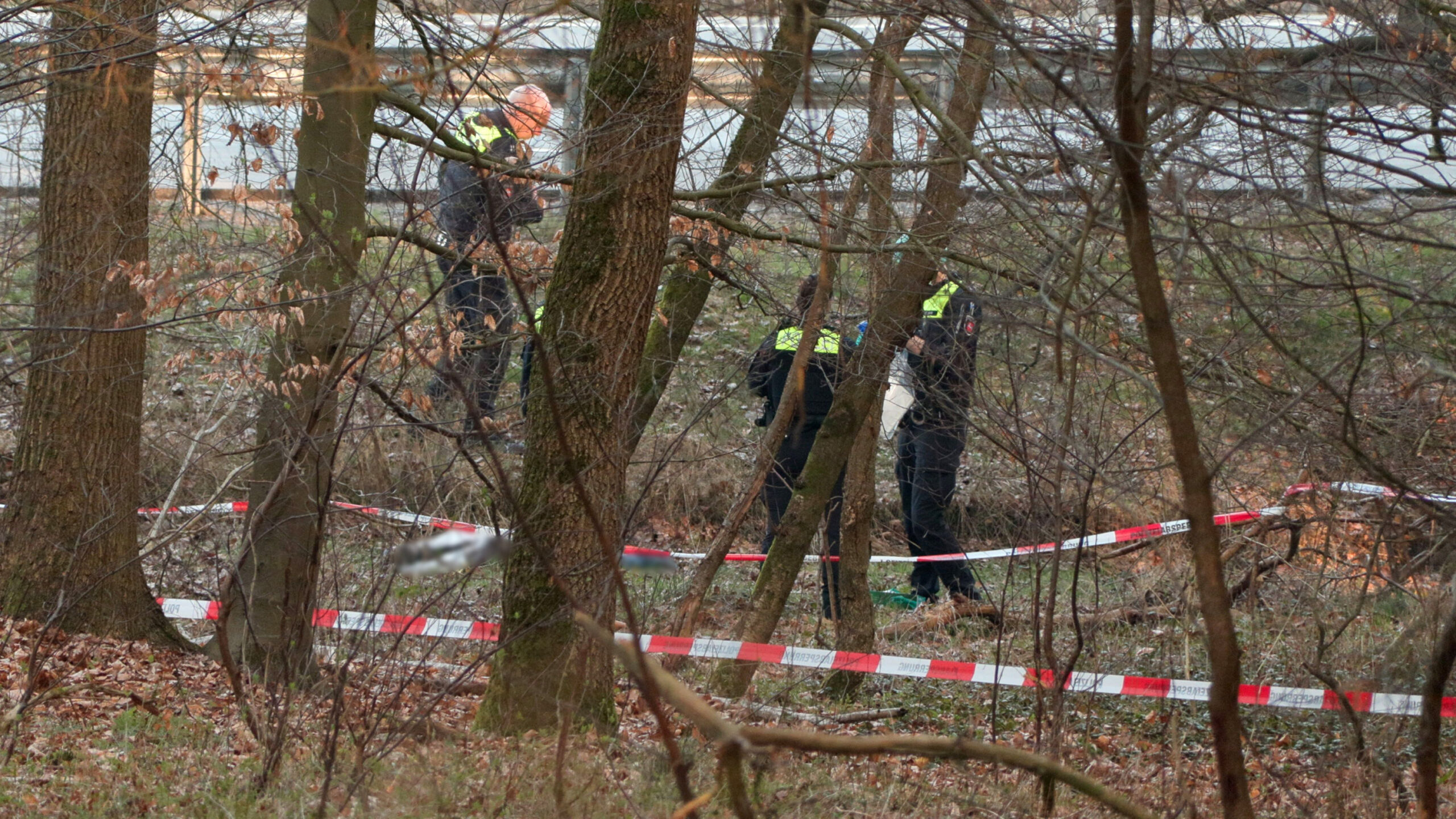 Der am Montag an der A7 bei Toppenstedt gefundene Leichnam weist keine Verletzungen oder Spuren von Gewalt auf. Nun wird die Leiche obduziert.