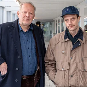 Schauspieler Axel Milberg (l) und August Diehl bei Dreharbeiten zum „Tatort: Borowski und das Haupt der Medusa.“