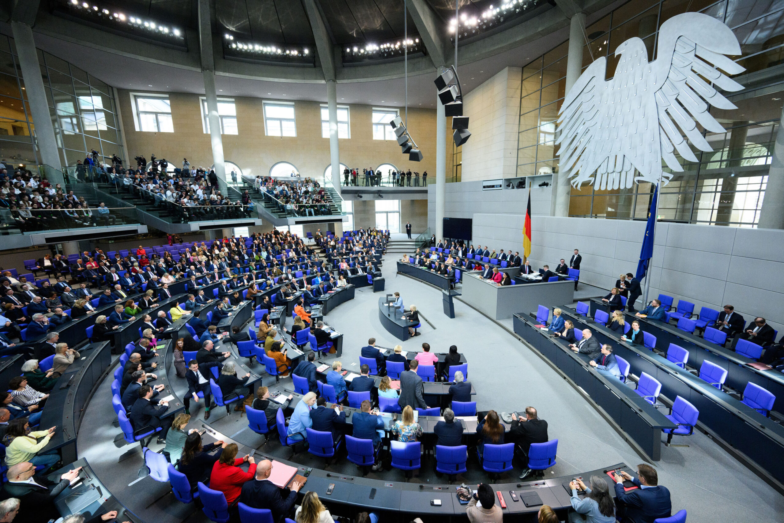 Abgeordnete des Bundestags stimmen den nötigen Grundgesetzänderungen für das Finanzpaket mit Zweidrittelmehrheit zu.