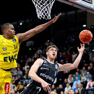 Brae Ivey beim Korbversuch