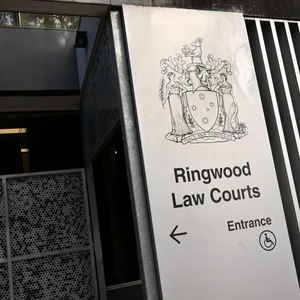 Eine Außenansicht des Ringwood Law Courts in Melbourne (Australien)